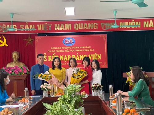 Lễ kết nạp Đảng viên mới của Chi bộ trường Tiểu học Thanh Xuân Bắc